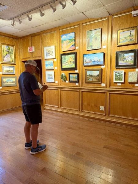 Jeremy Sams judging the pieces from Fresh A Plein Air Event. Photo courtesy of Tatum Clements 525x700 1